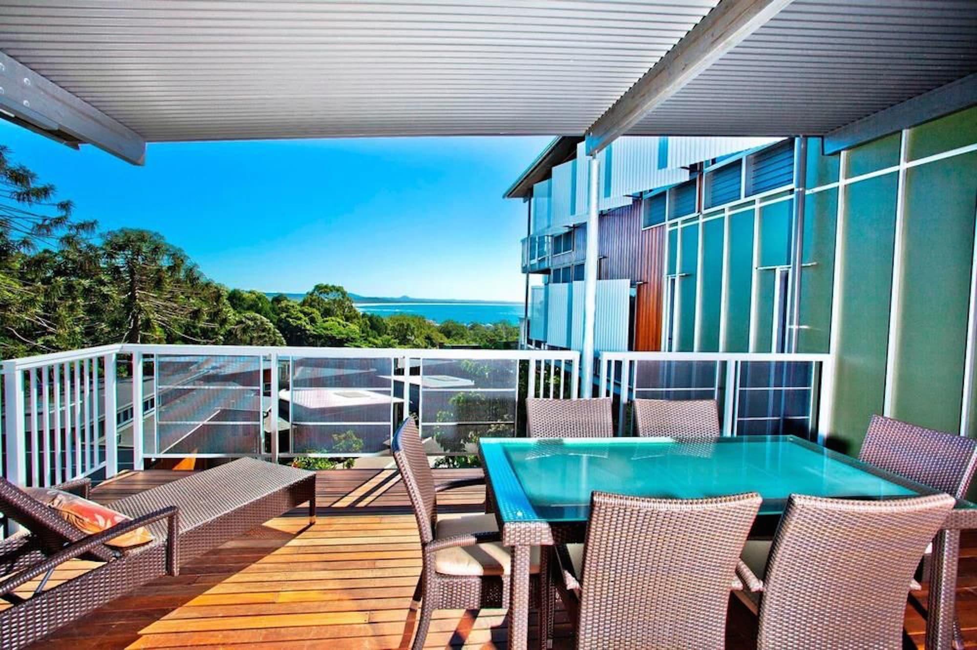 Peppers Noosa Resort And Villas Luaran gambar A balcony with a louvred roof