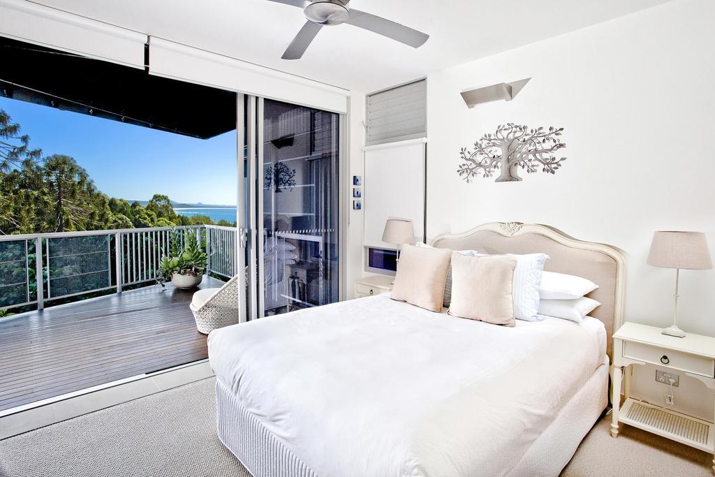 Peppers Noosa Resort And Villas Bilik gambar A bedroom with a sliding door