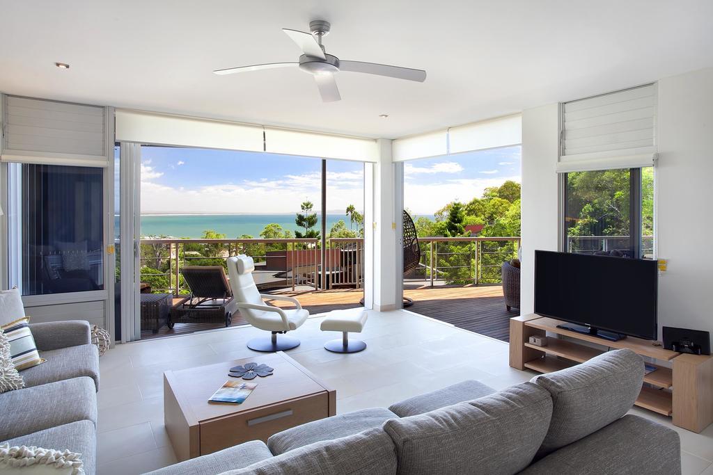 Peppers Noosa Resort And Villas Luaran gambar A living room with a ceiling fan