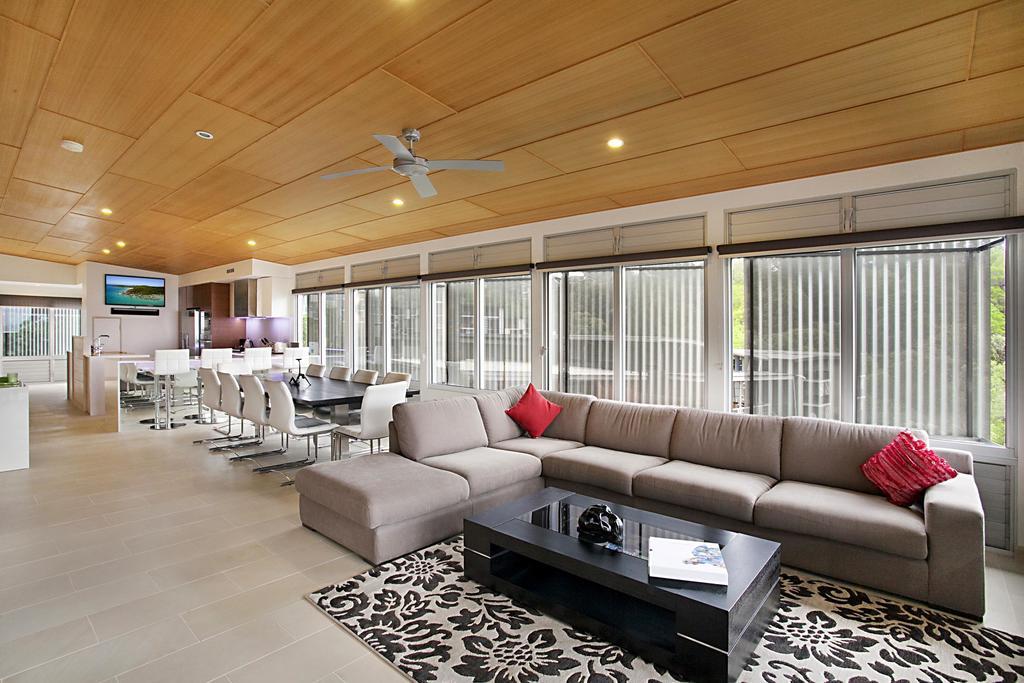 Peppers Noosa Resort And Villas Luaran gambar A living room with a large sectional sofa