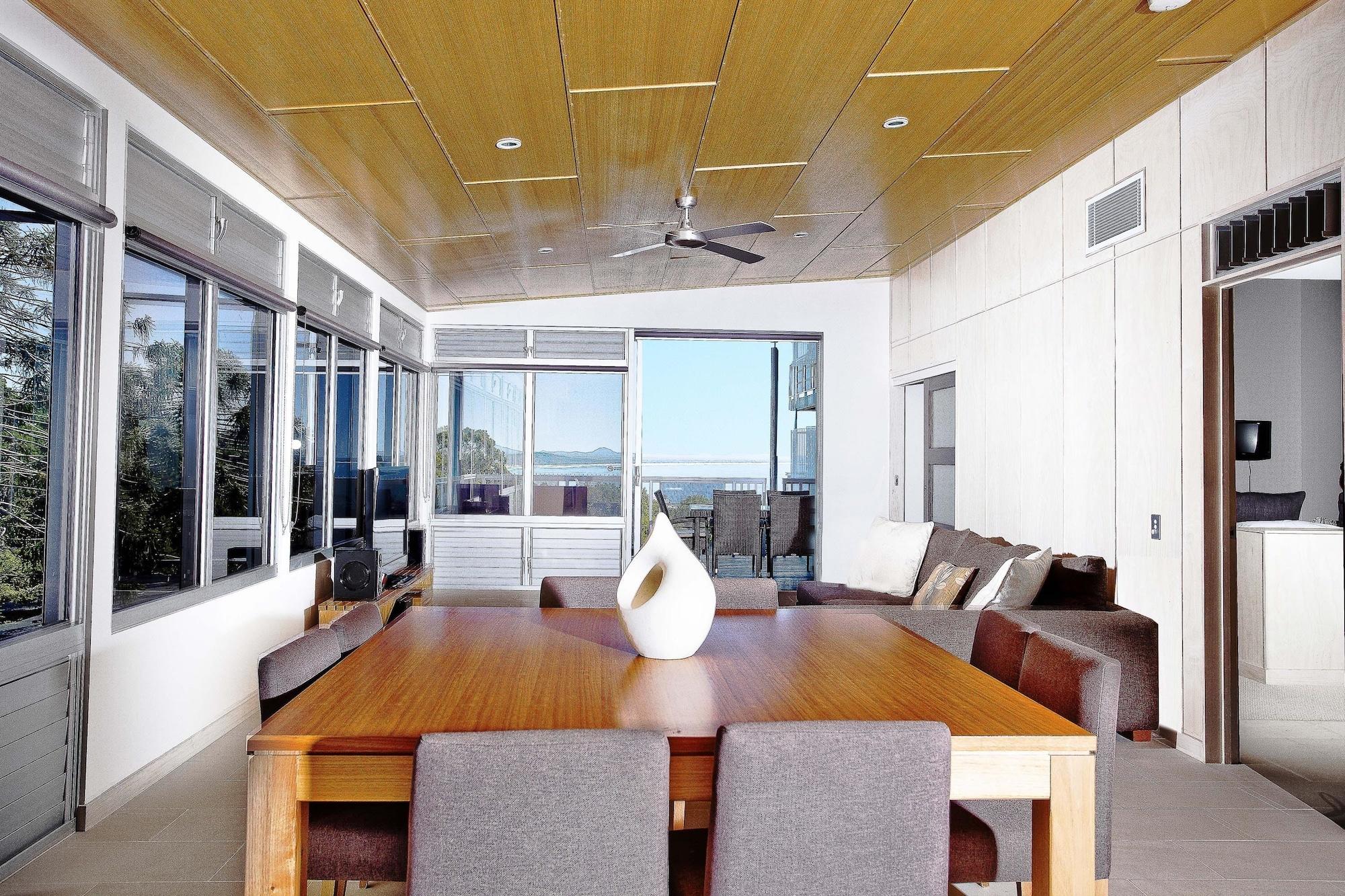 Peppers Noosa Resort And Villas Luaran gambar A living room with a ceiling fan